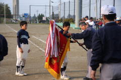 東筑選手権優勝旗を受け取る古畑主将